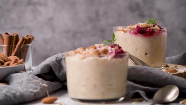 Frühstück Haferbrei Mit Himbeeren Mandeln Zimt Mandelbutter Und Kokosnuss Gesundes — Stockvideo