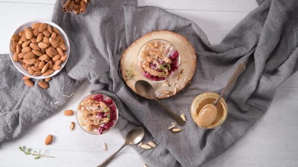 Frühstück Haferbrei Mit Himbeeren Mandeln Zimt Mandelbutter Und Kokosnuss Gesundes — Stockvideo