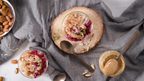 Frukostgröt Med Hallon Mandel Kanel Mandelsmör Och Kokos Hälsosam Frukost — Stockvideo