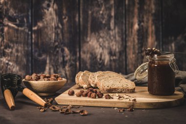 Vejetaryen çikolatası organik badem yağından, organik kakao ve baldan yapılmış, koyu kırsal mutfak tezgahında..