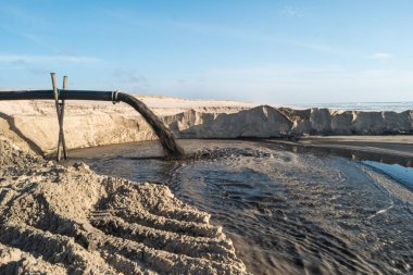 Portekiz 'in Ovar kentindeki hidrodinamik dengeyi optimize etmek için Atlantik Okyanusu' na yapılan tortu değişimi müdahalesi.