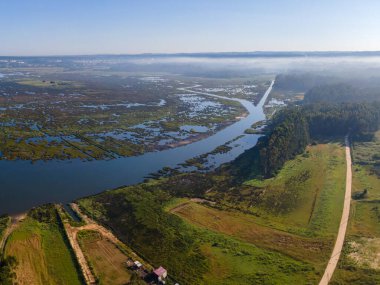 Puxadouro 'nun Ovar, Aveiro, Portekiz' deki Aveiro Gölü yakınlarındaki hava manzarası.