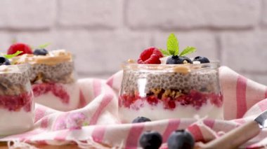 Kırsal alanda cam bir kavanozda yulaf ve böğürtlenli Chia pudingi.