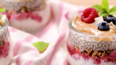 Kırsal alanda cam bir kavanozda yulaf ve böğürtlenli Chia pudingi.