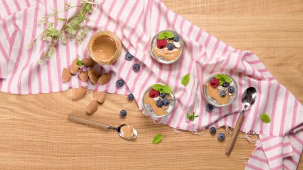 Chia Pudding Mit Hafer Und Beeren Glas Auf Rustikalem Hintergrund — Stockvideo