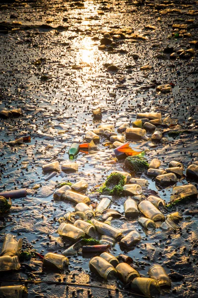 Föroreningar sopor beach — Stockfoto