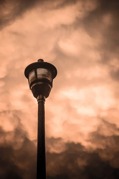 Lámpara poste nubes —  Fotos de Stock