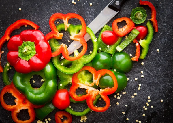 Pimientos rojos y verdes en rodajas —  Fotos de Stock