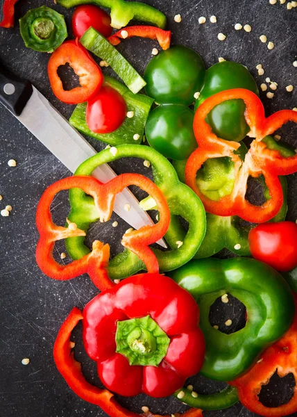 Pimentos vermelhos e verdes fatiados — Fotografia de Stock