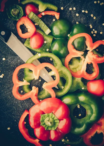 Rote und grüne Paprika in Scheiben geschnitten — Stockfoto