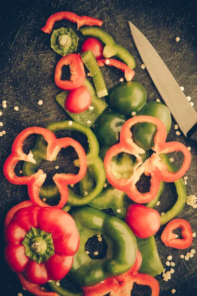 Pimentos vermelhos e verdes fatiados — Fotografia de Stock