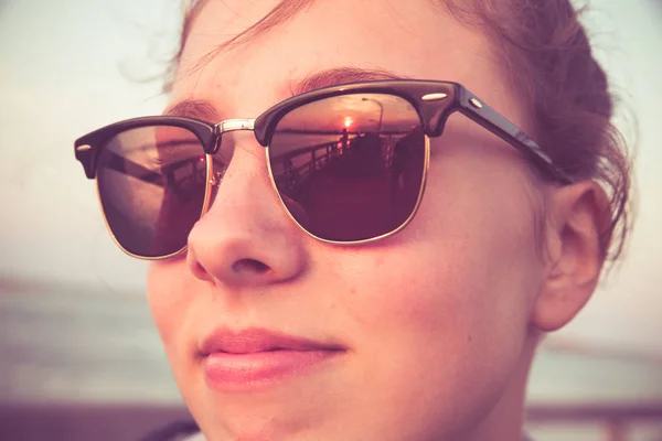 Vintage filtr dziewczyna okulary przeciwsłoneczne — Zdjęcie stockowe