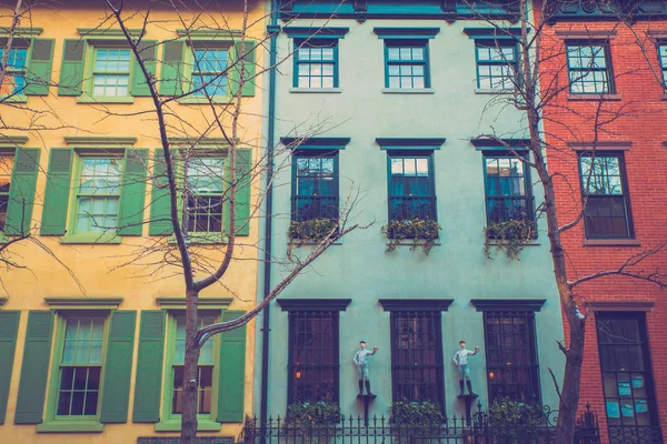 Edifícios de apartamentos coloridos da cidade — Fotografia de Stock