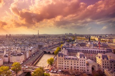 Paris gün batımı görünümü