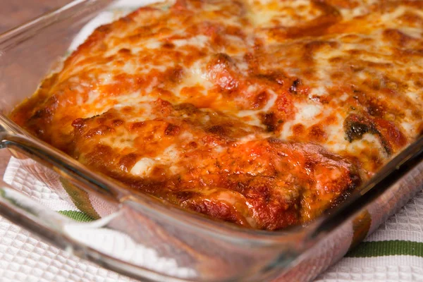 Huhn parmigiana italienisch — Stockfoto