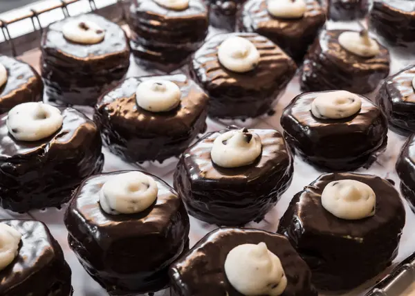 Chocolade crème donuts — Stockfoto