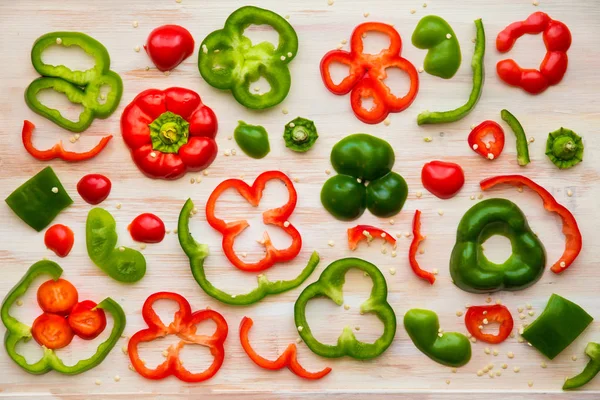 Red and green bell peppers — Stok fotoğraf