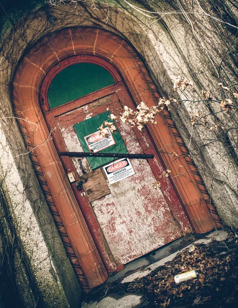 Abandonado com aviso de amianto — Fotografia de Stock