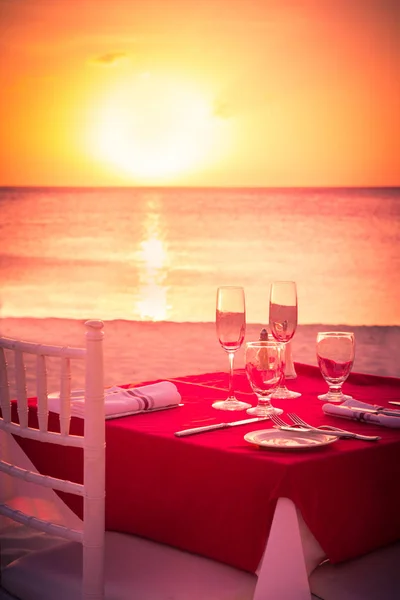 Ρομαντικό ηλιοβασίλεμα τραπεζαρία παραλία — Φωτογραφία Αρχείου