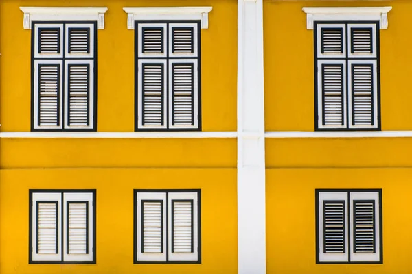 Exterior do edifício amarelo — Fotografia de Stock