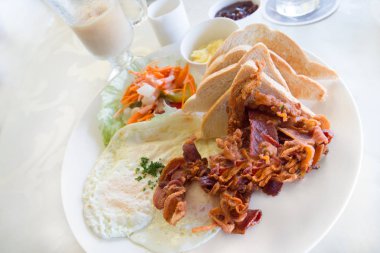 pastırma ve yumurta kahvaltı  