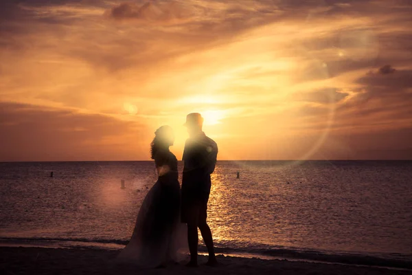 Paar op het strand — Stockfoto