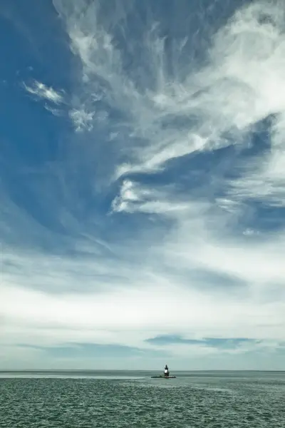 Moře mraků a maják — Stock fotografie