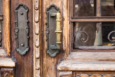 Ahşap kapı pirinç kolları