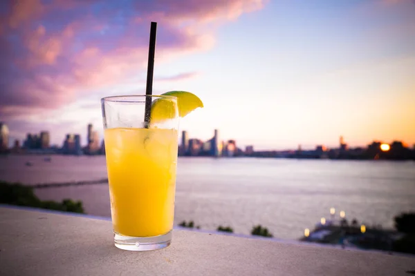 Cocktail au coucher du soleil — Photo