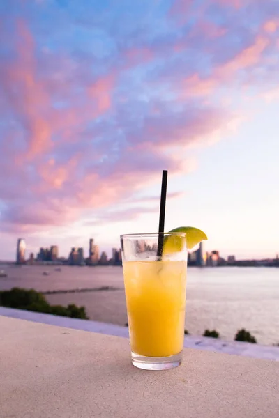 Cocktail ao pôr do sol — Fotografia de Stock