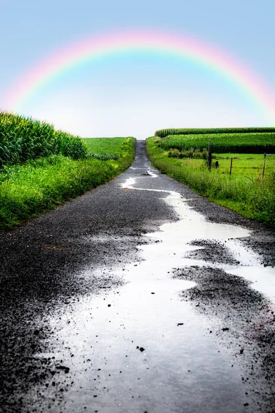 Arco-íris estrada molhada — Fotografia de Stock