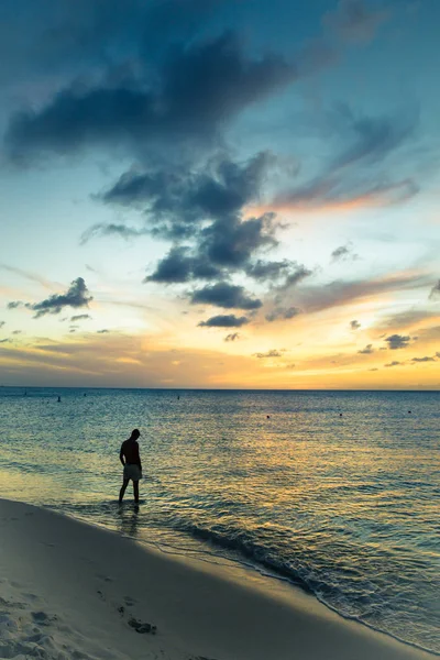 Uomo solo in spiaggia — Foto Stock