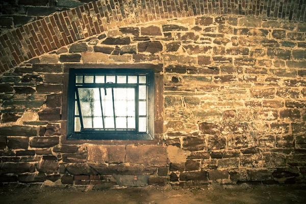 Kamienny mur okna — Zdjęcie stockowe