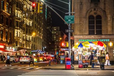 New York City - 28 Eylül 2017: Renk gece görünümü sokak olay yerinde midtown Manhattan kavşak insanlar ve ışıklar.