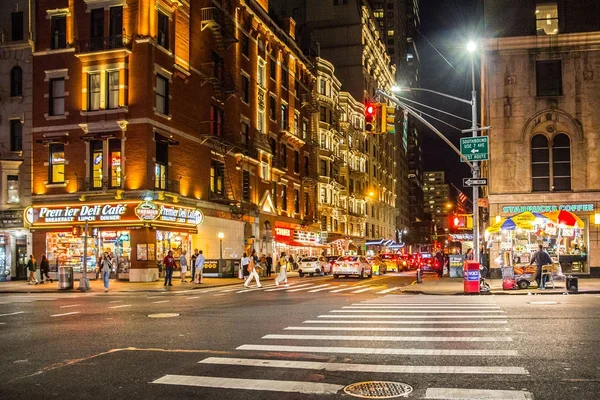 New York City - 28 Eylül 2017: Renk gece görünümü sokak olay yerinde midtown Manhattan kavşak insanlar ve ışıklar.