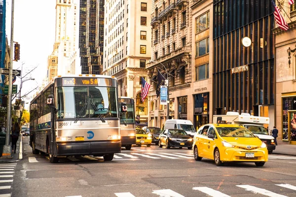 纽约市 2015年10月15日 曼哈顿中城街沿高档购物区第五大道与商店和黄色出租车的看法 — 图库照片