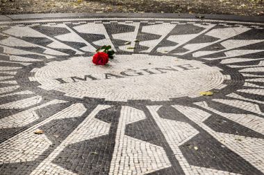 John Lennon Imagine anıtla Central Park, New York City'deki merkezinde bir kırmızı gül