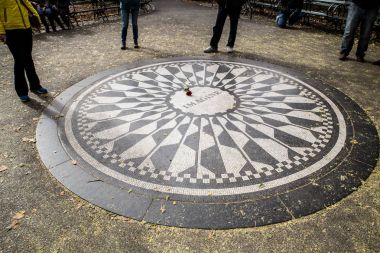 John Lennon Imagine anıtla Central Park, New York City'deki merkezinde bir kırmızı gül