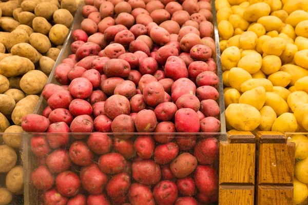 Разнообразие Картофеля Продуктовых Баках — стоковое фото