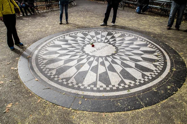 列侬想象纪念碑在中央公园 纽约市与红玫瑰在中心 — 图库照片