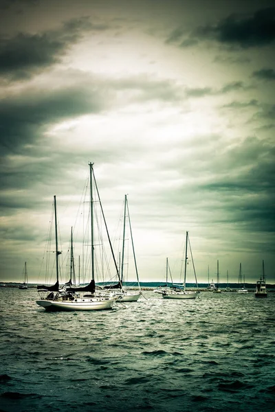 Scena Nautica Barche Vela Ancorate Sotto Nuvole Tempesta — Foto Stock