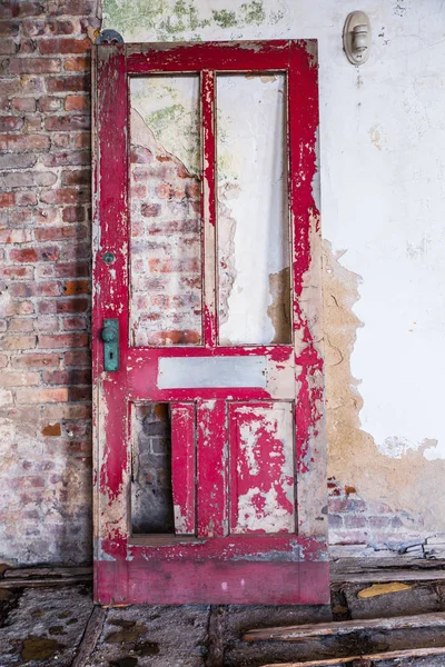 Porte Panneau Rouge Cassée Contre Mur Brique Plâtre Grunge Dans — Photo