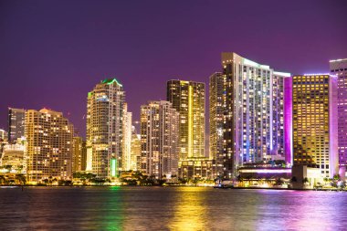 Biscayne Körfezi arasında güzel Miami Florida gece manzarası