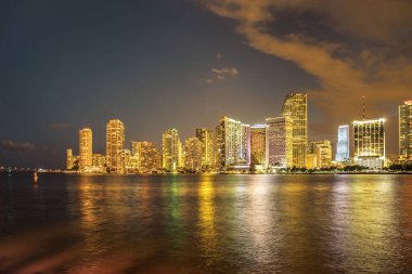 Biscayne Körfezi arasında güzel Miami Florida gece manzarası