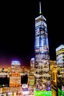 New York City - 11 Kasım 2017: Görünüm, bir Dünya Ticaret Merkezi özgürlük Kulesi ve çevredeki binalara Manhattan finans bölgesi ışıkları ile gece gördüm üzerinde.