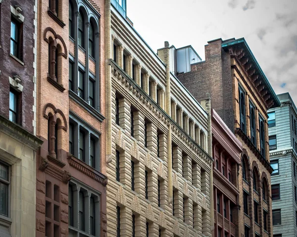 Ряд Старинных Жилых Домов Нью Йорка Различных Кирпичных Особняковых Фасадах — стоковое фото