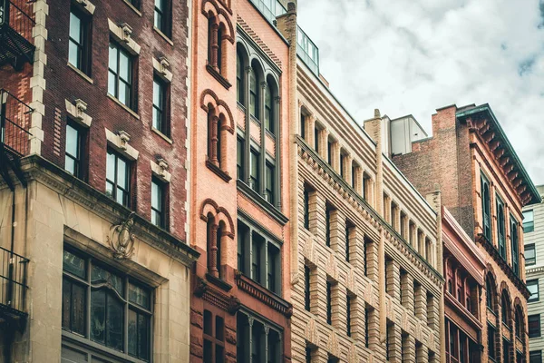 Fila Edificios Apartamentos Vintage Ciudad Nueva York Una Variedad Fachadas —  Fotos de Stock