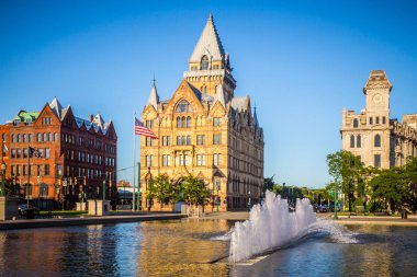 Şehir merkezindeki Syracuse New York tarihi binaları ve Clinton Meydanı Çeşmesi Manzaralı.