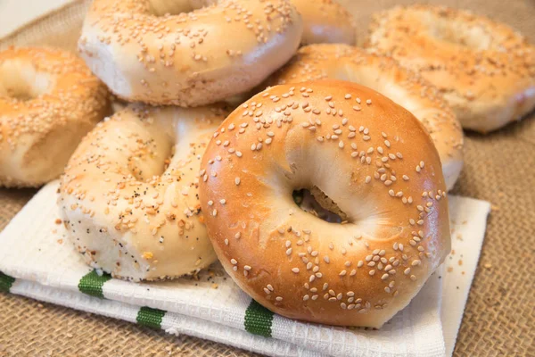 Bagel Autentici Stile New York Con Semi Sesamo — Foto Stock