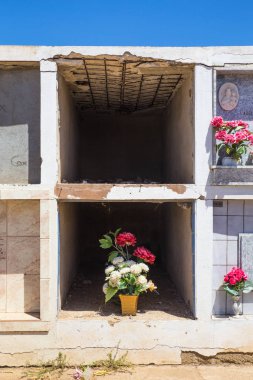 Noord, Aruba - 13 Mart 2017: Tarihi St. Ann'ın Roma Katolik Kilisesi Aruba mezarlıkta.